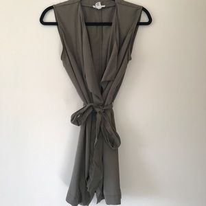 Sleeveless Vest with Bow